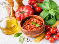 Рецепта Сос марината с домати, маслини, лук и бяло вино